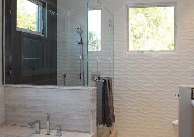 Modern Ranch House bathroom with tub and shower